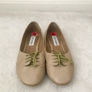Steve Madden nude lace up flats